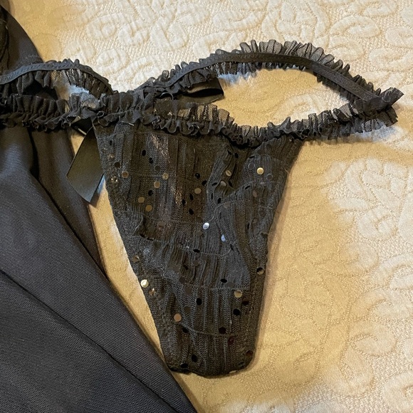 Elegant Black Lingerie Set - Picture 4 of 4